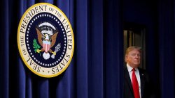 政治表演的真相:冗长演讲背后,被忽视的治理效能危机 新闻