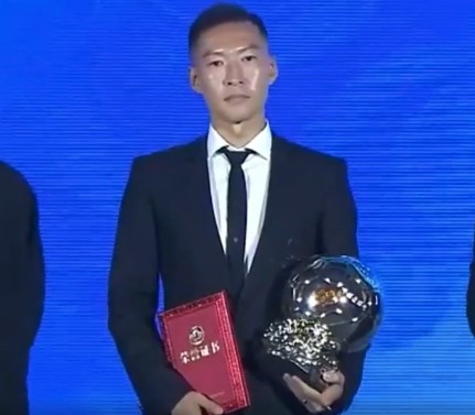  吴曦寄语年轻一代：二十岁左右迎来爆发，才是足球希望所在；后排插上助攻，始终是我的不变风格。 体育新闻