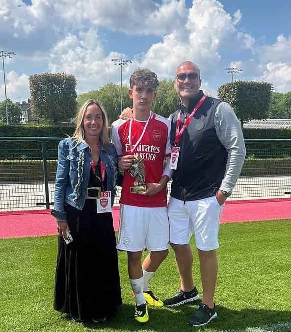  少年道曼闪耀英超赛场；昔日教练分享成长点滴，父亲却严厉回击：仅限于摆放雪糕筒。 体育新闻 少年道曼闪耀英超赛场；昔日教练分享成长点滴，父亲却严厉回击：仅限于摆放雪糕筒。 体育新闻