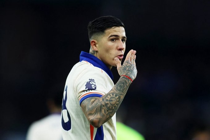  恩佐-费尔南德斯转会传闻浮现；切尔西态度坚定；皇马或成潜在下家。 体育新闻 恩佐-费尔南德斯转会传闻浮现；切尔西态度坚定；皇马或成潜在下家。 体育新闻