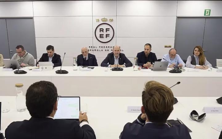  皇马连续缺席裁判改革会议；改革力度遭质疑，会议作用被彻底否定。 体育新闻 皇马连续缺席裁判改革会议；改革力度遭质疑，会议作用被彻底否定。 体育新闻