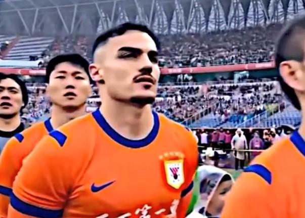  山东泰山新赛季开局强势，阿尔瓦罗防守表现令人印象深刻；记者姚正点评其作用显著，后防稳定性明显改善。 体育新闻 山东泰山新赛季开局强势，阿尔瓦罗防守表现令人印象深刻；记者姚正点评其作用显著，后防稳定性明显改善。 体育新闻