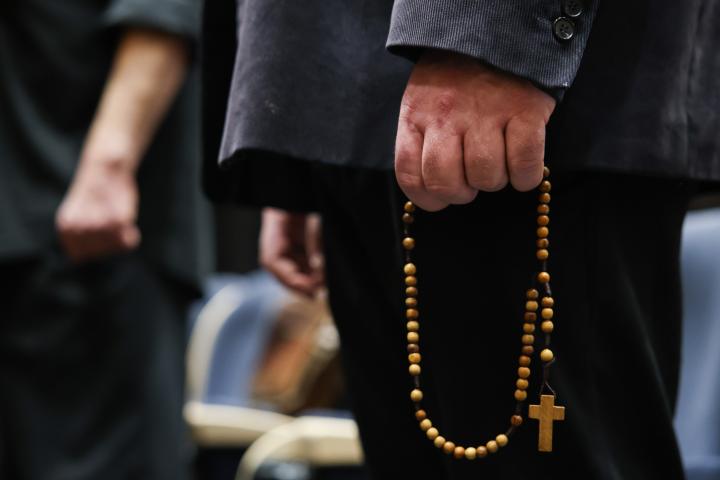  场边神父竟是禁赛教练；踢人庆祝暴露真相，额外禁赛四个月。 体育新闻 场边神父竟是禁赛教练；踢人庆祝暴露真相，额外禁赛四个月。 体育新闻