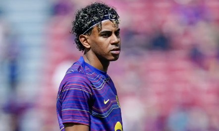  年轻天才亚马尔争议时刻解析；裁判判罚成焦点；教练换人获球员认可。 体育新闻