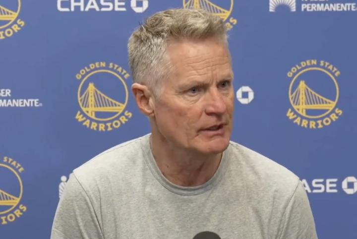  勇士主帅科尔赛后发声；穆迪膝盖伤势情况不明；现场氛围瞬间凝重。 体育新闻